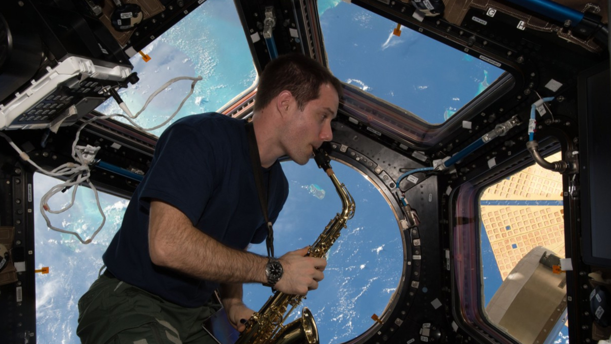 Thomas Pesquet joue du saxophone.